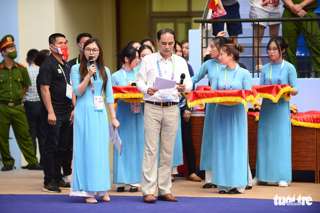 Các tình nguyện viên thông minh, xinh đẹp góp sức để SEA Games 31 thành công - Ảnh 1.