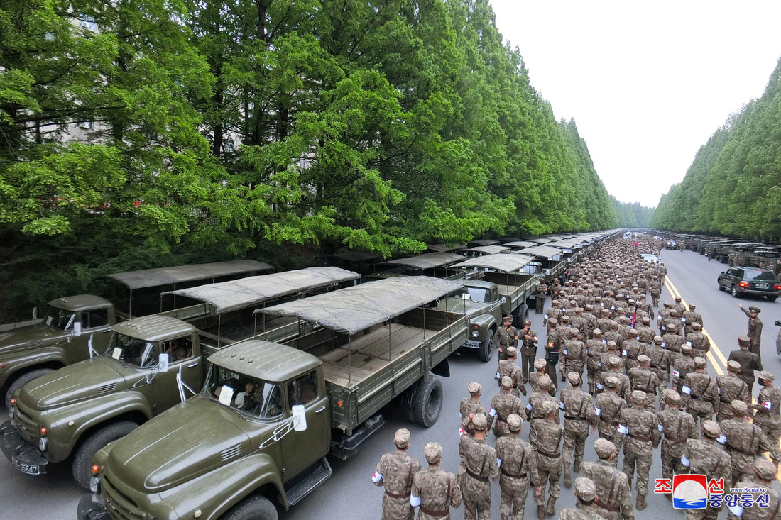 Triều Tiên huy động lực lượng quân đội, nhân viên y tế hùng hậu để chống COVID-19 - Ảnh 1.