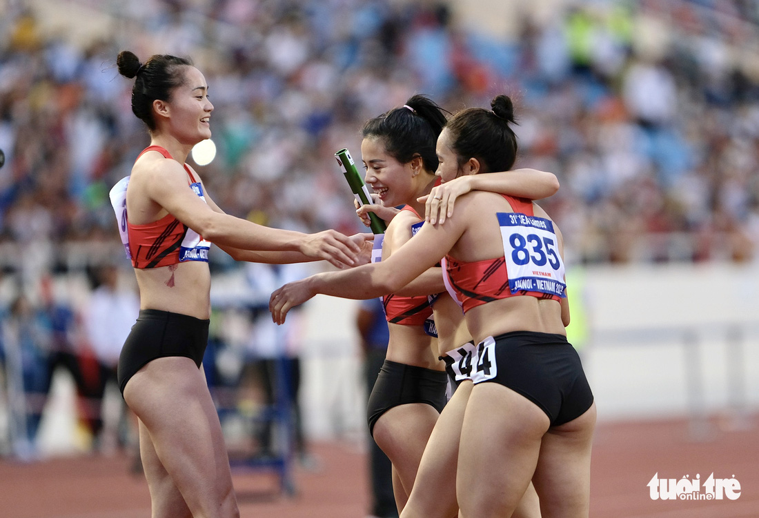 Nguyễn Thị Huyền ôm con gái sau khi đạt mốc 10 huy chương vàng SEA Games - Ảnh 3.