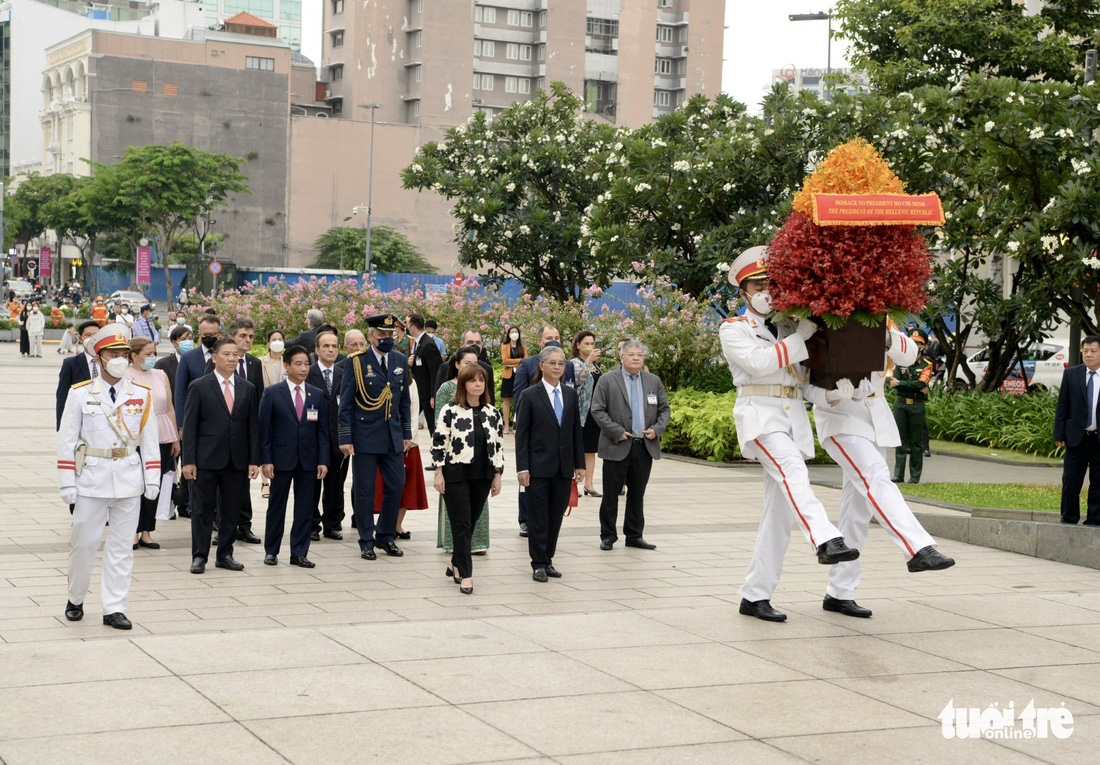 Tổng thống Hy Lạp dâng hoa tượng đài Chủ tịch Hồ Chí Minh, gặp lãnh đạo UBND TP.HCM - Ảnh 1.