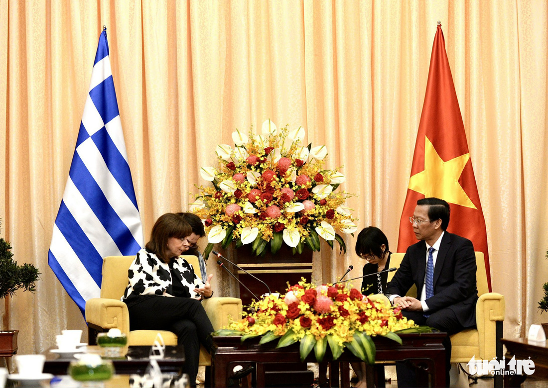 Tổng thống Hy Lạp dâng hoa tượng đài Chủ tịch Hồ Chí Minh, gặp lãnh đạo UBND TP.HCM - Ảnh 3.