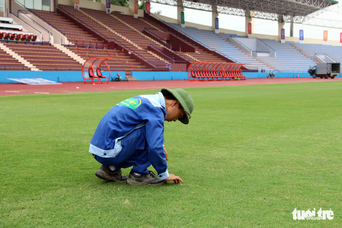 Ngắm sân Việt Trì đẹp như nhung trước trận bán kết U23 Việt Nam - U23 Malaysia - Ảnh 7.