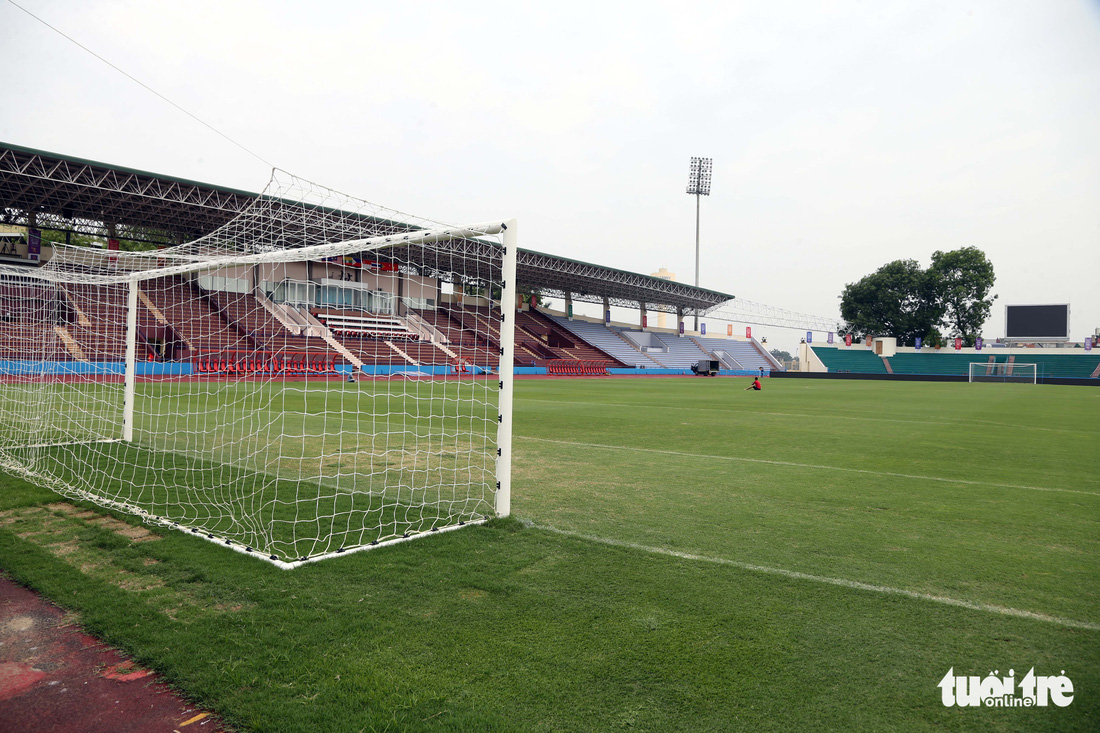 Ngắm sân Việt Trì đẹp như nhung trước trận bán kết U23 Việt Nam - U23 Malaysia - Ảnh 9.