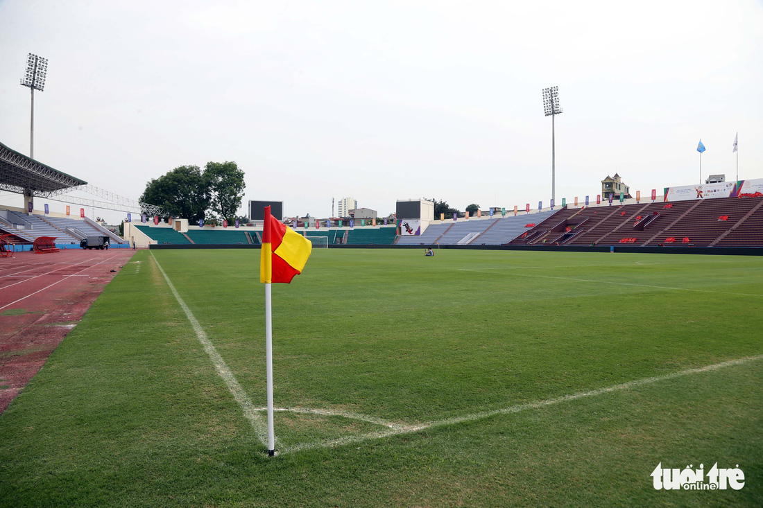 Ngắm sân Việt Trì đẹp như nhung trước trận bán kết U23 Việt Nam - U23 Malaysia - Ảnh 8.