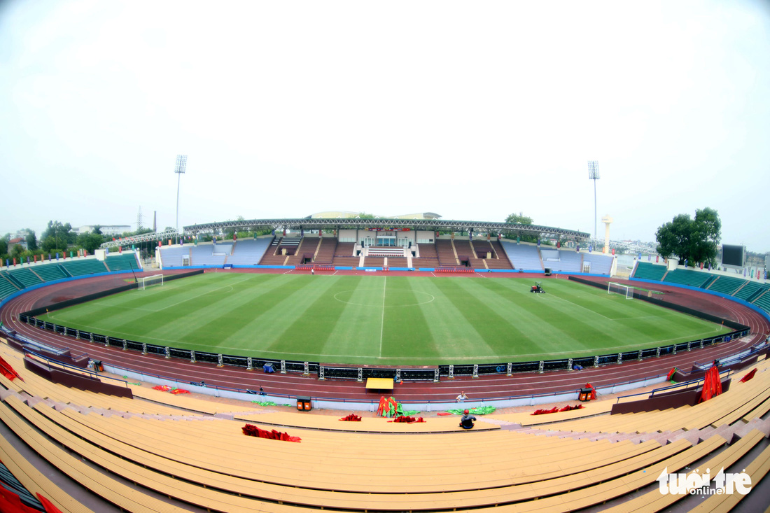 Ngắm sân Việt Trì đẹp như nhung trước trận bán kết U23 Việt Nam - U23 Malaysia - Ảnh 1.