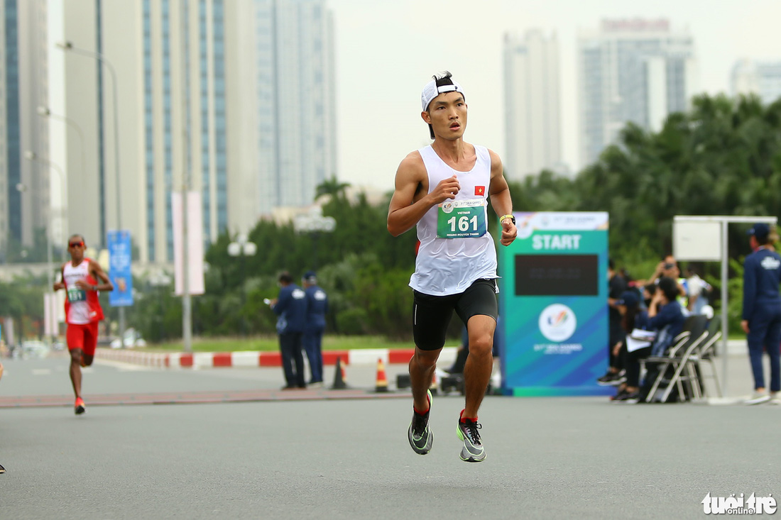 Cán đích 42,195km, Hoàng Nguyên Thanh giành tấm HCV lịch sử cho marathon Việt Nam - Ảnh 1.