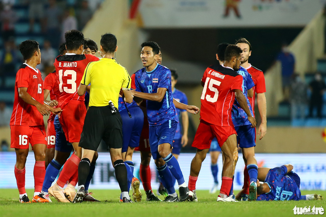 Cầu thủ U23 Indonesia túm cổ đối thủ ngay trước mắt trọng tài - Ảnh 2.