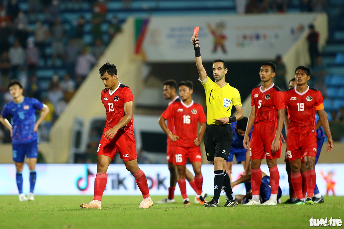 Cầu thủ U23 Indonesia túm cổ đối thủ ngay trước mắt trọng tài - Ảnh 6.