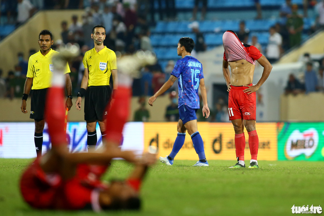 Cầu thủ U23 Indonesia túm cổ đối thủ ngay trước mắt trọng tài - Ảnh 9.