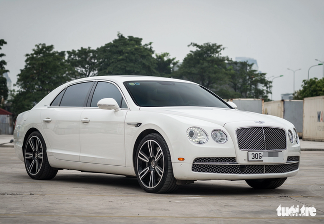 Bentley Flying Spur lăn bánh 8 năm vẫn có giá ngang Lexus LX600 mới - Ảnh 1.