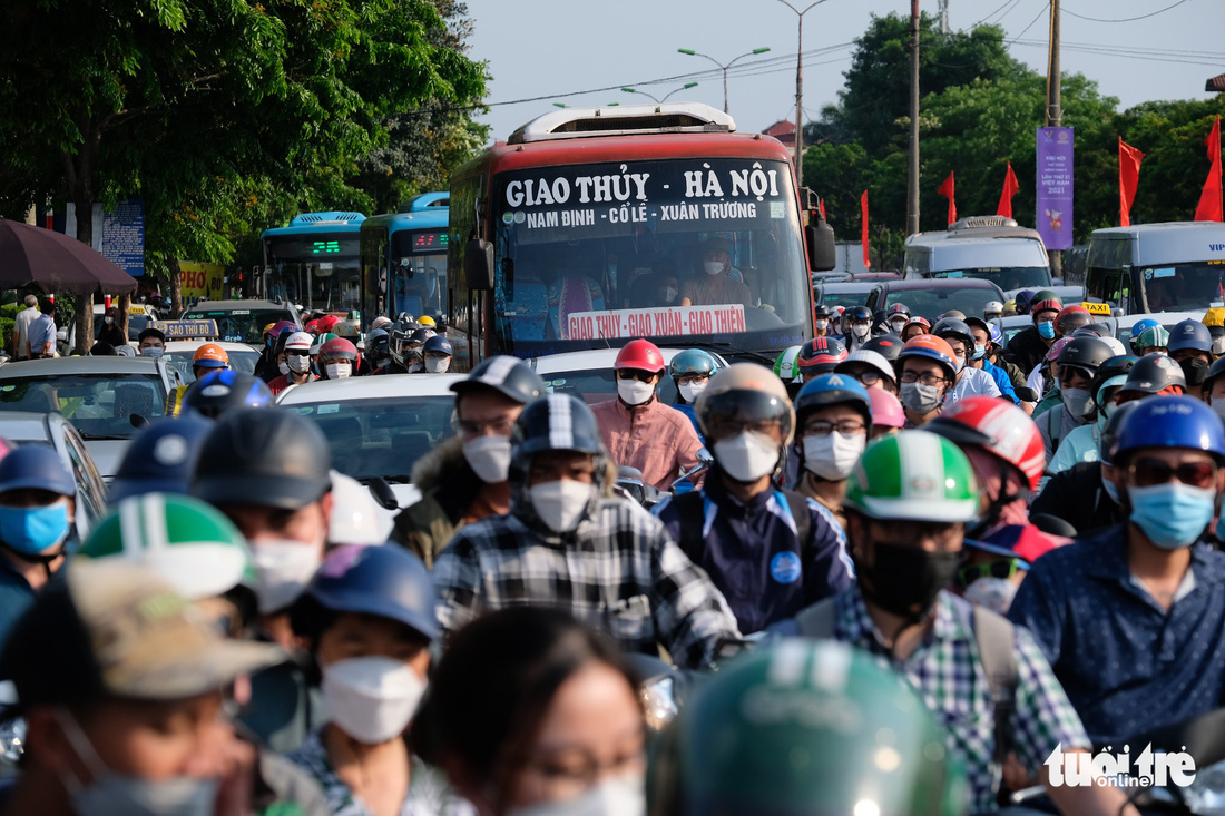 Chưa kết thúc nghỉ lễ 30-4, người dân ùn ùn trở lại Hà Nội - Ảnh 2.