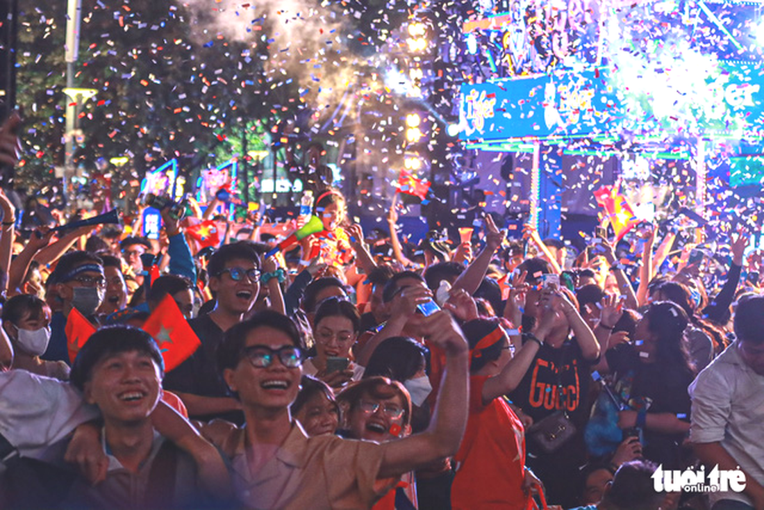 Người dân vui mừng chiến thắng của U23 Việt Nam - Ảnh 14.