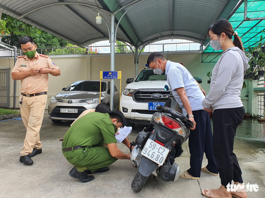 Người dân TP.HCM đến công an 58 xã, thị trấn đăng ký xe máy - Ảnh 3.