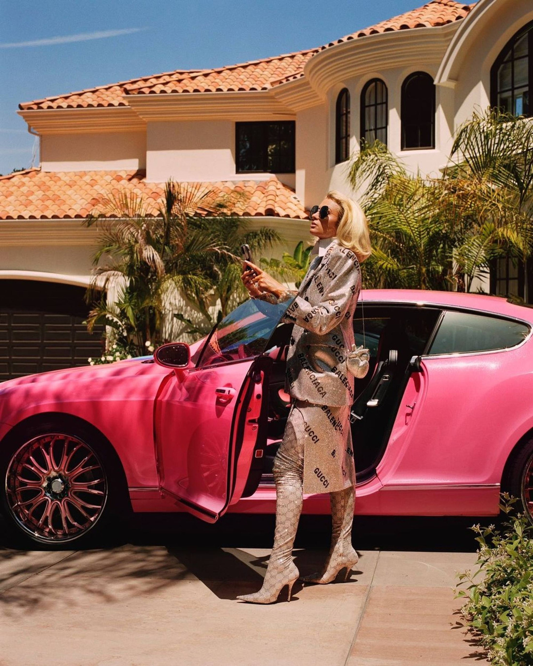 Bên trong bộ sưu tập xe Paris Hilton: Từ BMW i8 Roadster lộng lẫy đến Bentley Continental GT hồng - Ảnh 6.