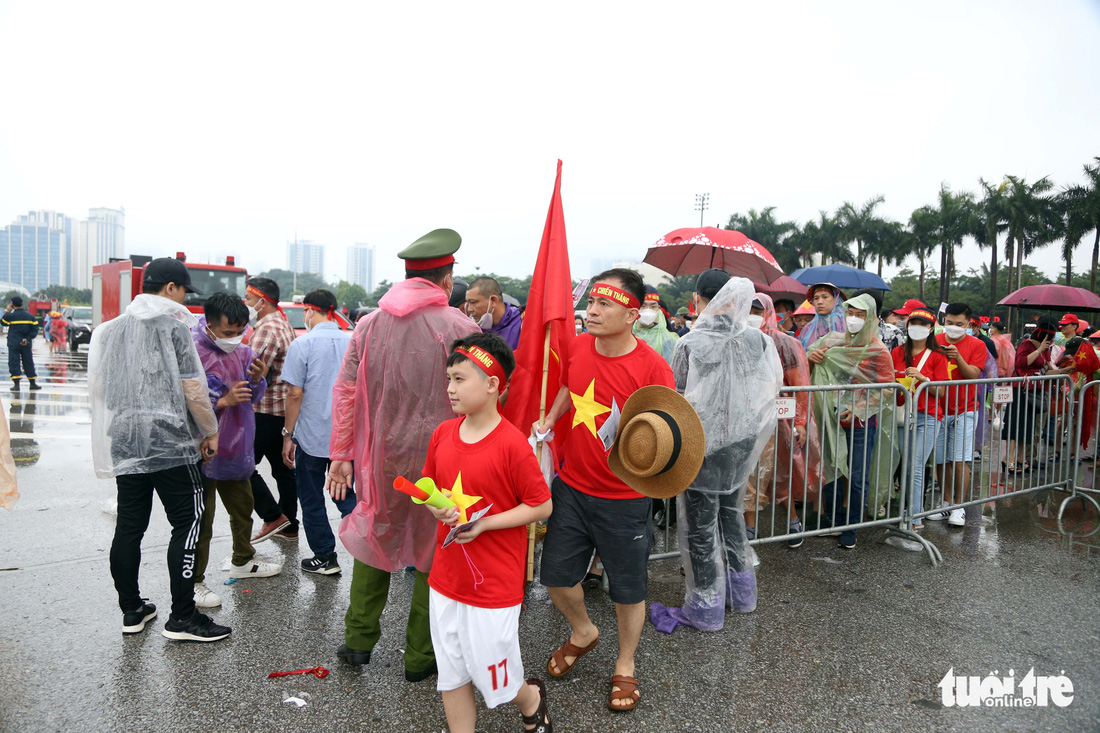 Người hâm mộ đội mưa đến Mỹ Đình ủng hộ U23 Việt Nam trước cả 4 tiếng - Ảnh 8.