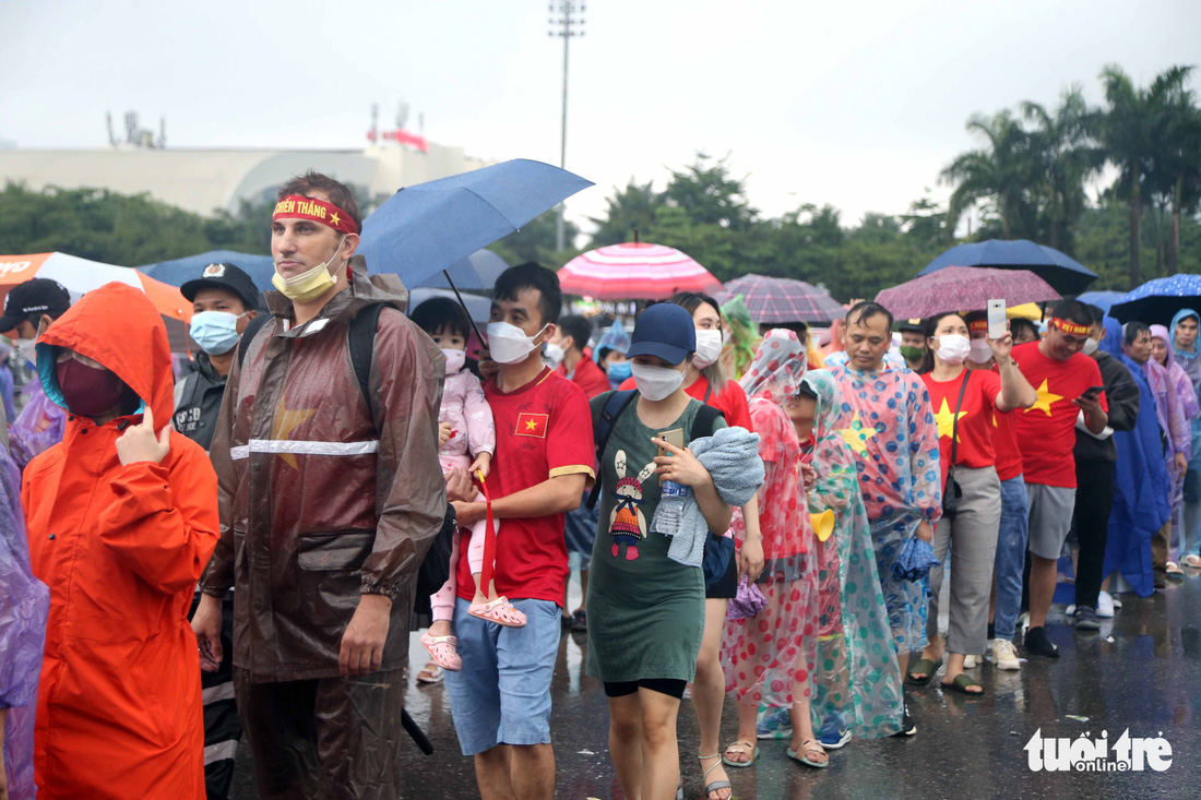 Người hâm mộ đội mưa đến Mỹ Đình ủng hộ U23 Việt Nam trước cả 4 tiếng - Ảnh 6.