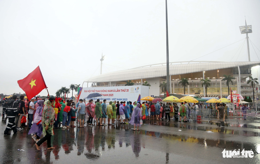 Người hâm mộ đội mưa đến Mỹ Đình ủng hộ U23 Việt Nam trước cả 4 tiếng - Ảnh 3.