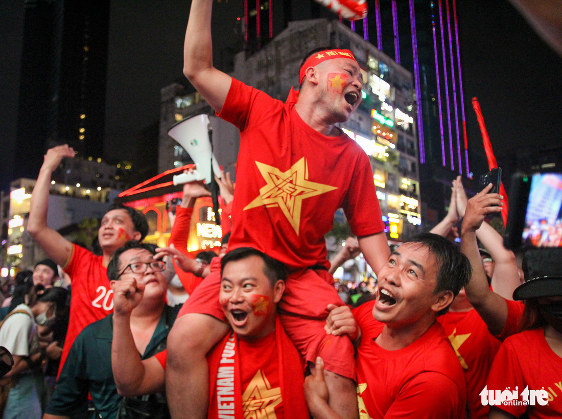 Cả nước tưng bừng mừng chiến thắng lộng lẫy của U23 Việt Nam - Ảnh 4.