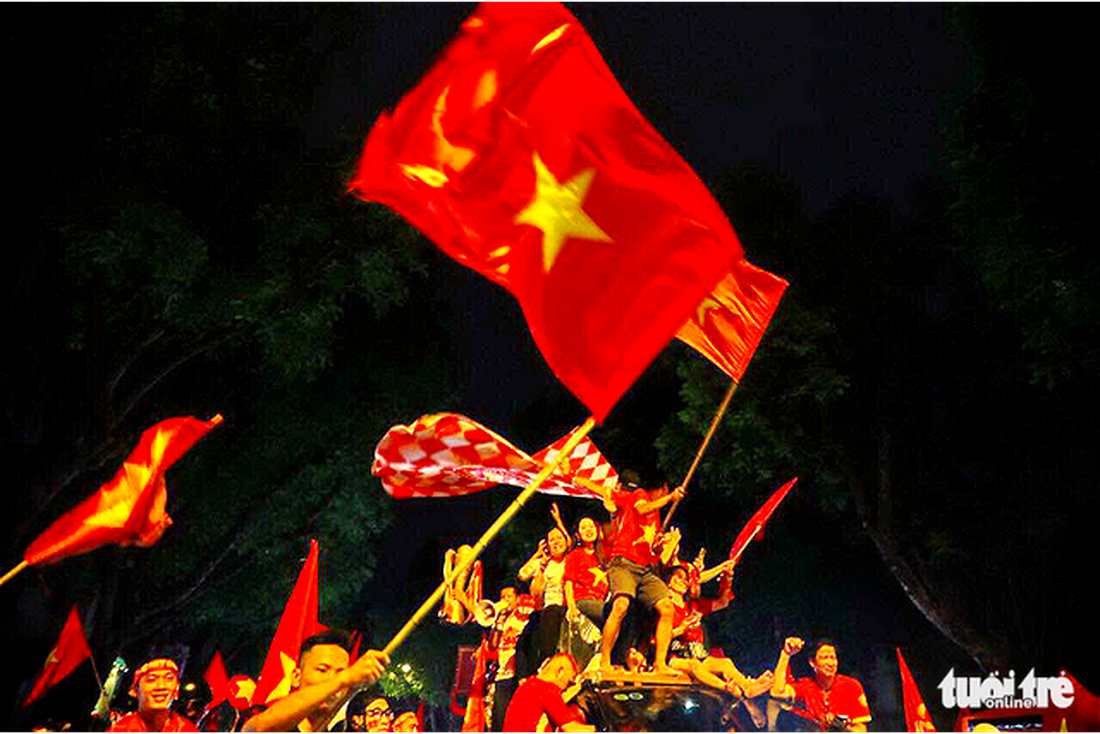 Cả nước tưng bừng mừng chiến thắng lộng lẫy của U23 Việt Nam - Ảnh 1.