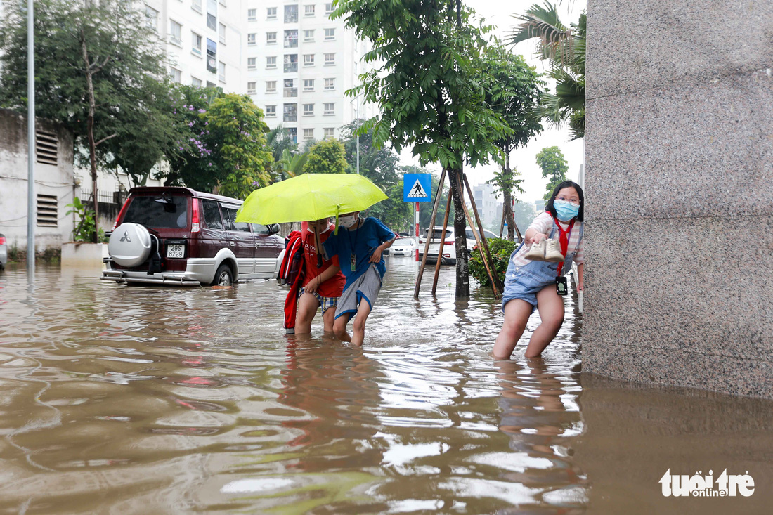 Học sinh Hà Nội bì bõm lội nước về nhà sau giờ tan học - Ảnh 1.