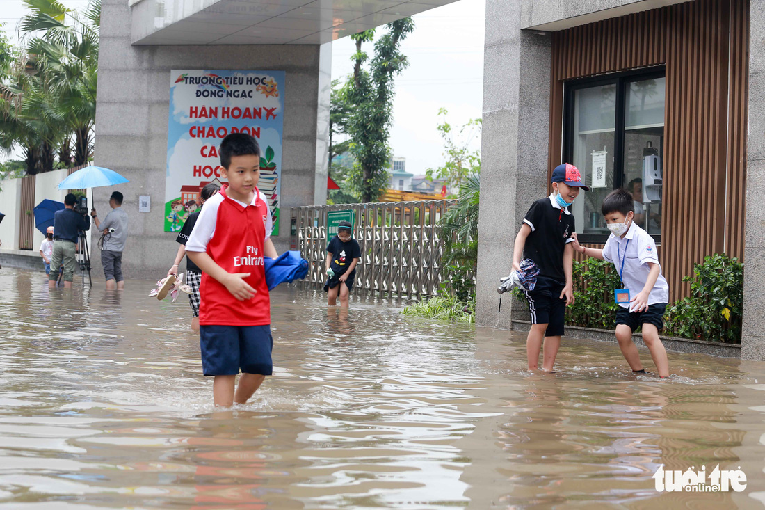Học sinh Hà Nội bì bõm lội nước về nhà sau giờ tan học - Ảnh 3.