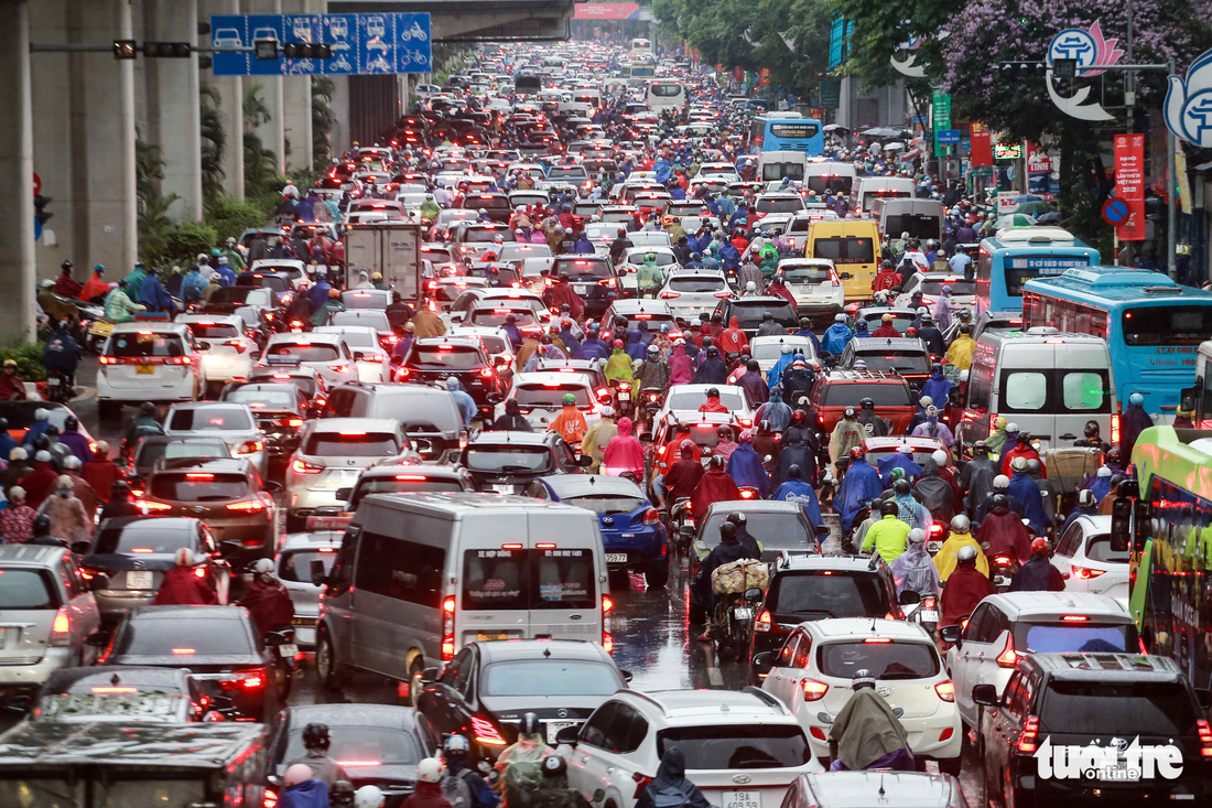 Nhiều tuyến đường Hà Nội ùn tắc nghiêm trọng trong mưa rả rích - Ảnh 1.