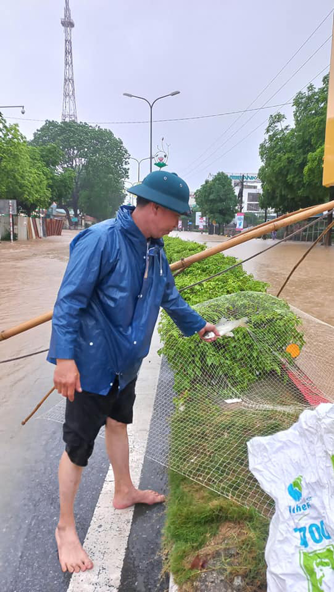 Vĩnh Phúc: Nhiều nơi chìm sâu trong nước, dân ra đường bắt cá, học sinh nghỉ học - Ảnh 8.