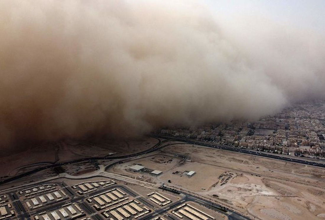 Bão cát nhuộm cam trời Trung Đông, hàng ngàn người nhập viện - Ảnh 2.