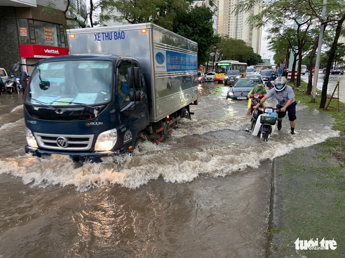 Đường phố Hà Nội ngập sâu sau cơn mưa lớn - Ảnh 8.