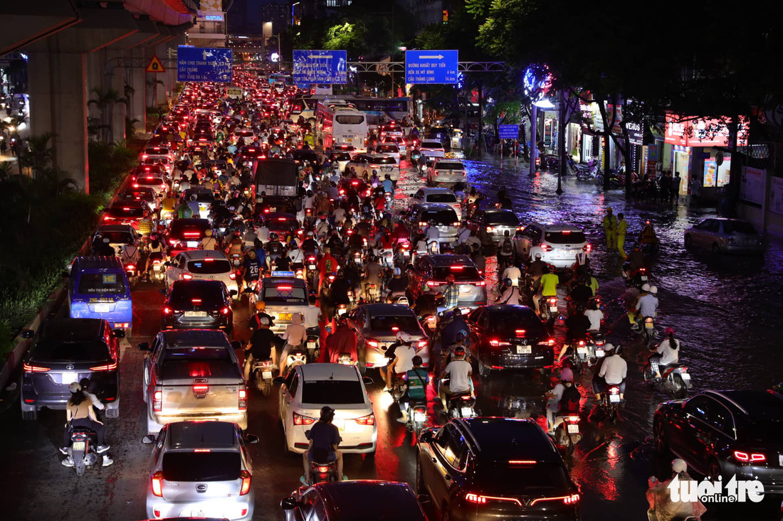 Đường phố Hà Nội hỗn loạn, ùn tắc dài sau cơn mưa 160mm hiếm gặp - Ảnh 7.