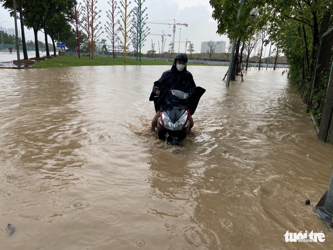 Đường phố Hà Nội ngập sâu sau cơn mưa lớn - Ảnh 4.
