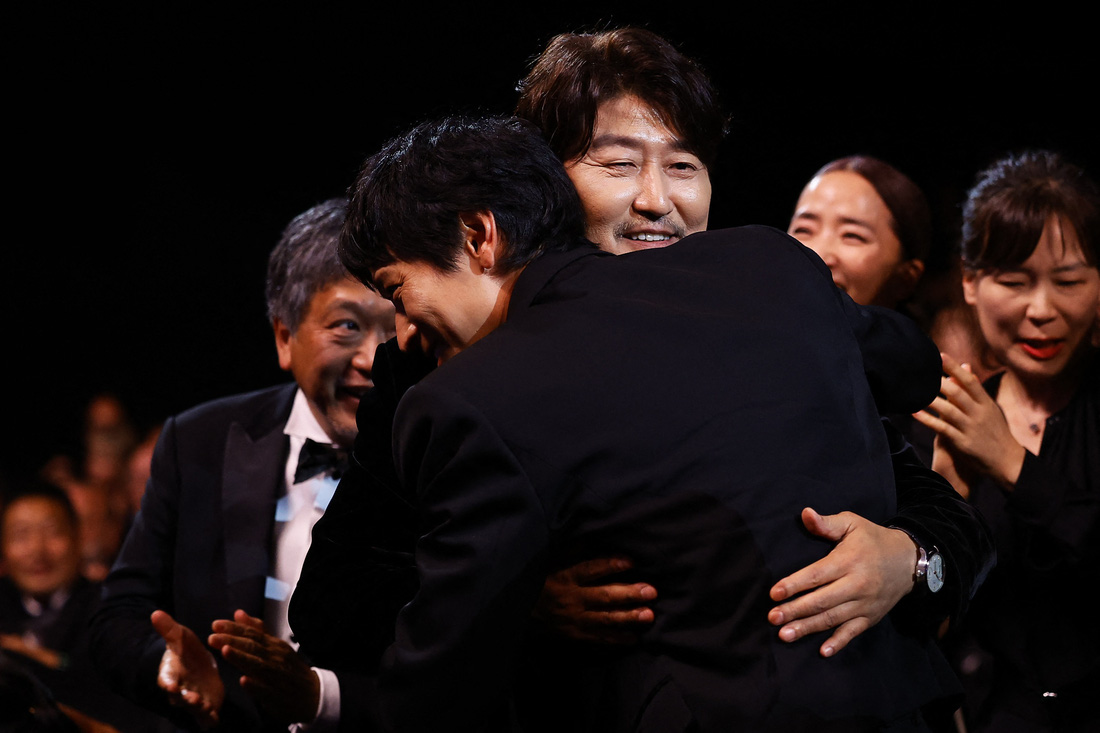 Cannes 2022: Triangle of Sadness giành giải Cành cọ vàng; điện ảnh Hàn Quốc thắng lớn - Ảnh 9.