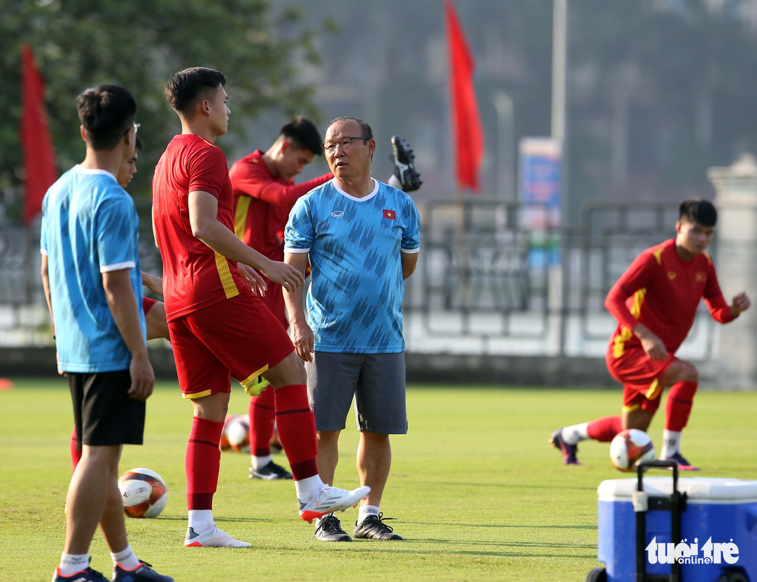 Thầy Park trêu chọc cầu thủ U23 trên sân tập - Ảnh 4.