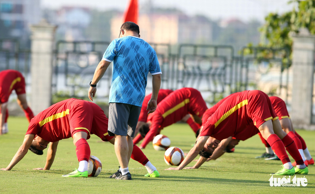 Thầy Park trêu chọc cầu thủ U23 trên sân tập - Ảnh 5.