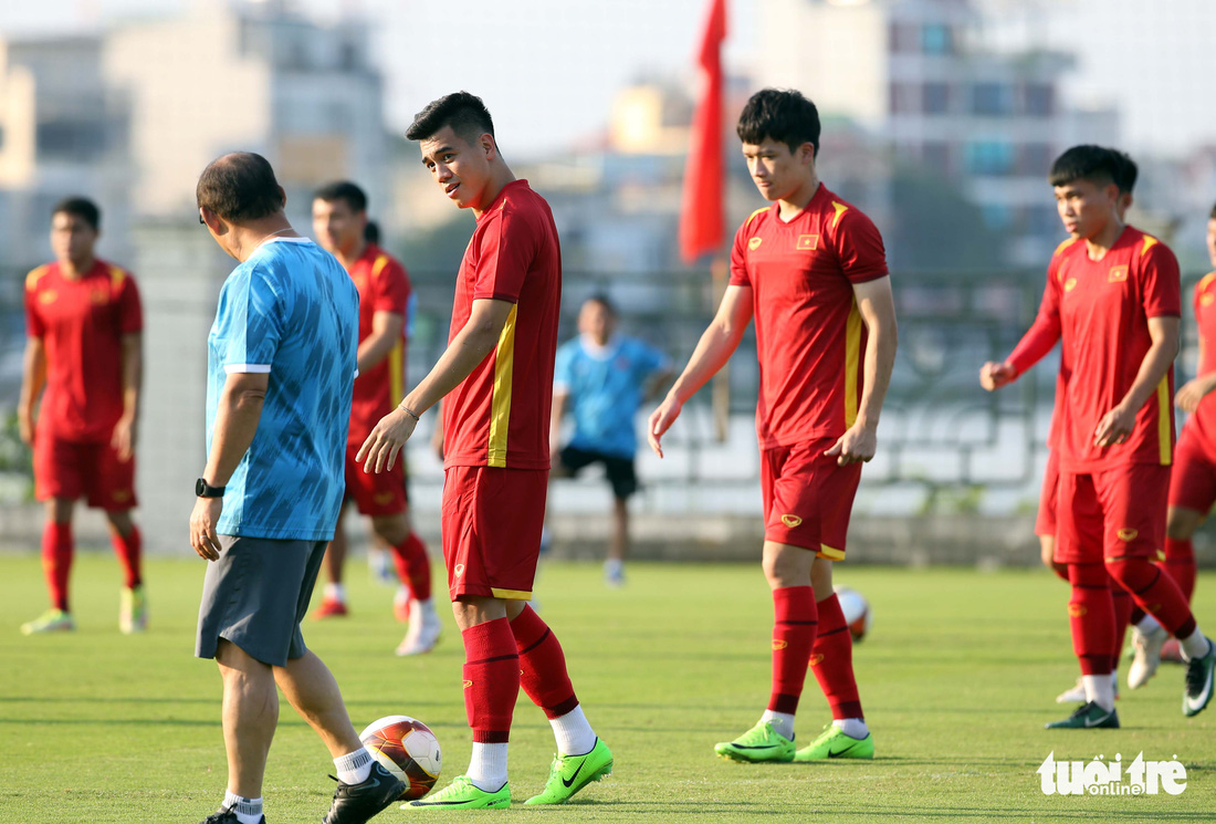 Thầy Park trêu chọc cầu thủ U23 trên sân tập - Ảnh 6.