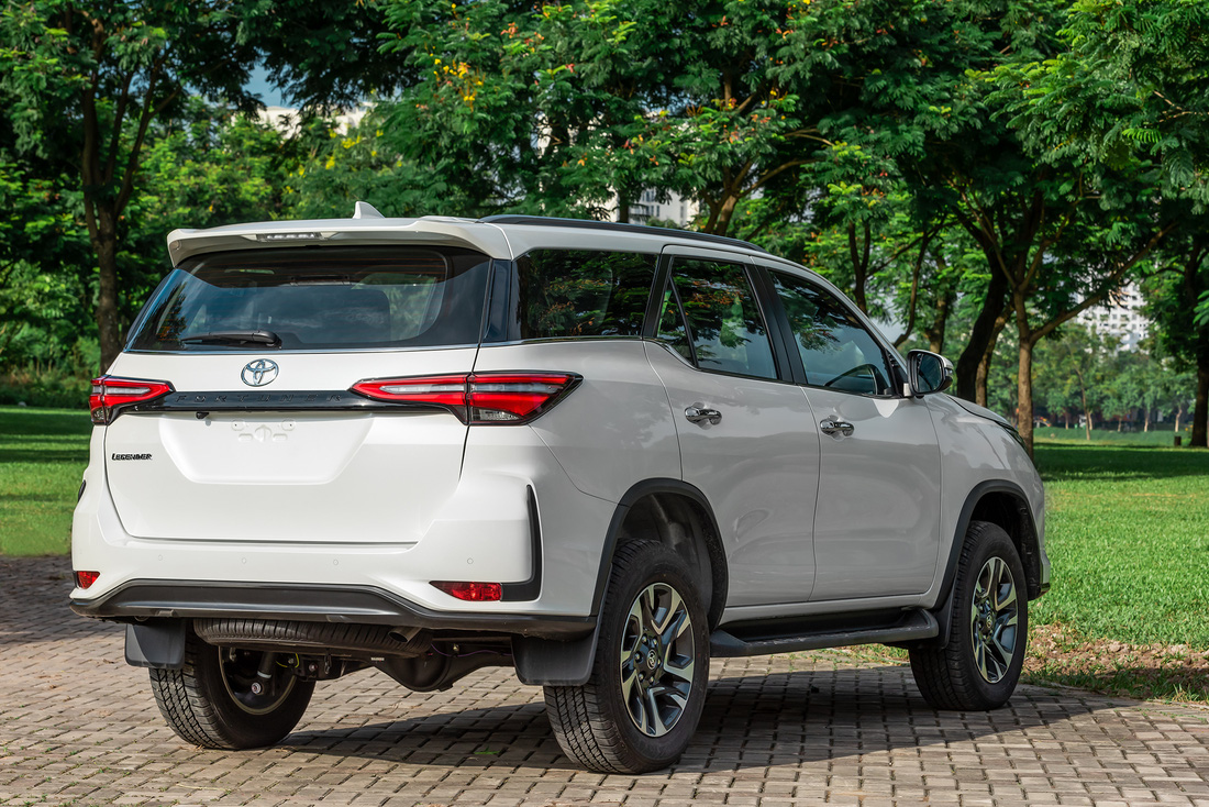 Toyota Fortuner 2022 tăng giá, thêm trang bị, quyết giành lại ngôi vương phân khúc - Ảnh 2.