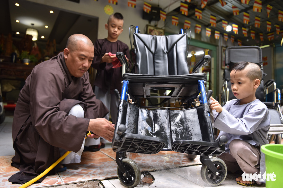 Tái chế xe lăn cho bệnh nhân và người khuyết tật khó khăn - Ảnh 1.