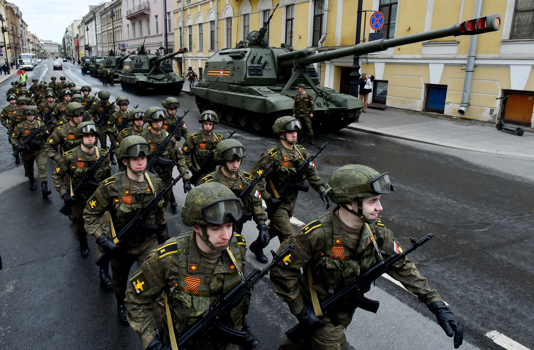 Nga diễn tập cho lễ duyệt binh, hàng ngàn binh lính, xe tăng, tên lửa - Ảnh 7.