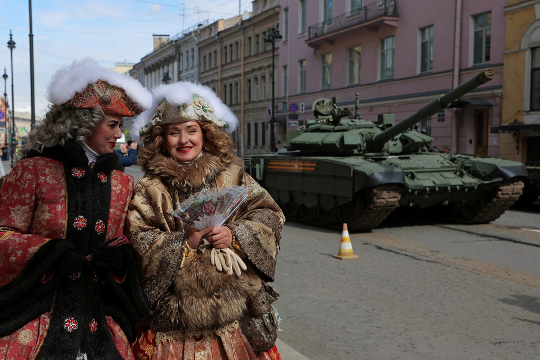 Nga diễn tập cho lễ duyệt binh, hàng ngàn binh lính, xe tăng, tên lửa - Ảnh 8.