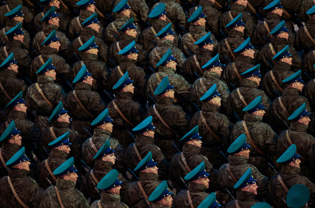 Nga diễn tập cho lễ duyệt binh, hàng ngàn binh lính, xe tăng, tên lửa - Ảnh 2.