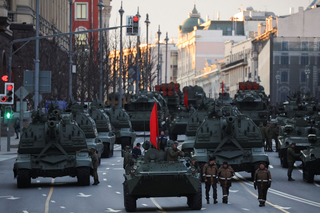 Nga diễn tập cho lễ duyệt binh, hàng ngàn binh lính, xe tăng, tên lửa - Ảnh 1.