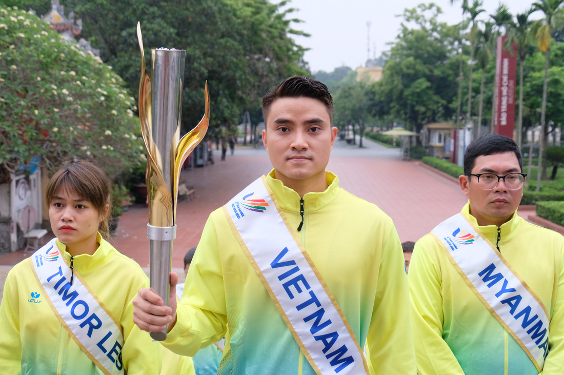 Kiếm thủ Vũ Thành An dẫn đầu lễ xin lửa thắp đuốc SEA Games 31 - Ảnh 2.