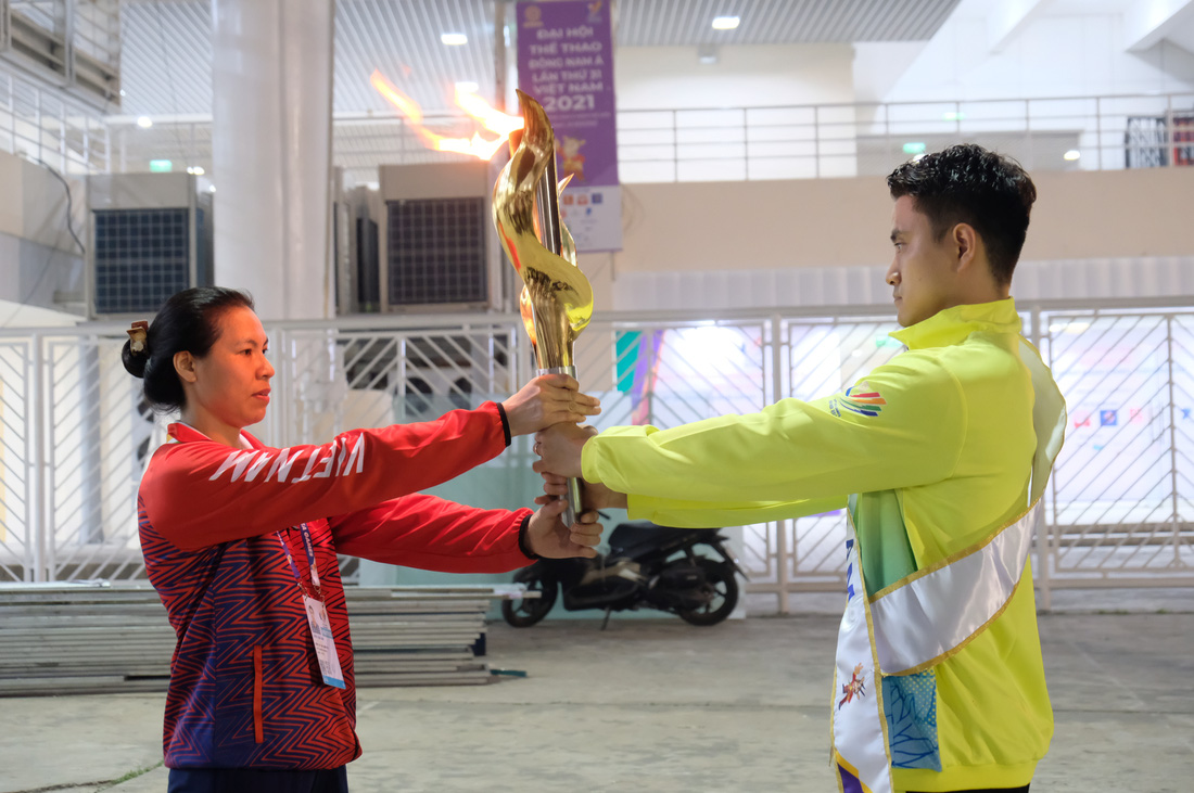 Kiếm thủ Vũ Thành An dẫn đầu lễ xin lửa thắp đuốc SEA Games 31 - Ảnh 6.