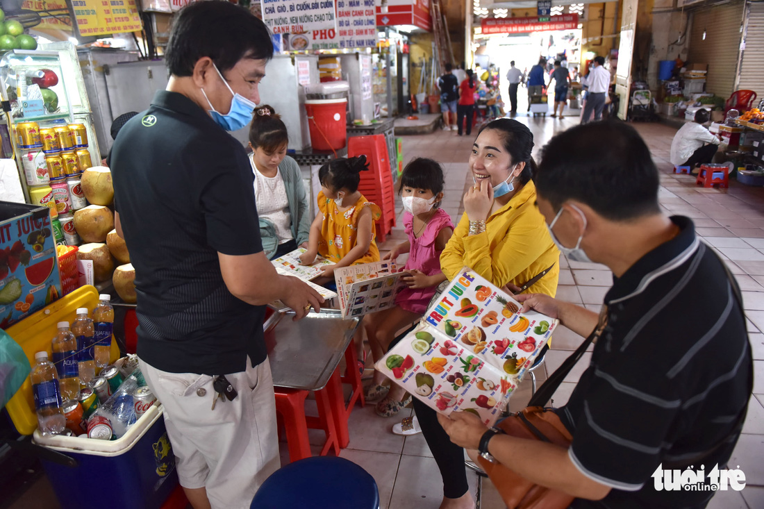 Chợ ở Sài Gòn đã ‘vui trở lại’, sáng đèn buôn bán đến khuya - Ảnh 6.