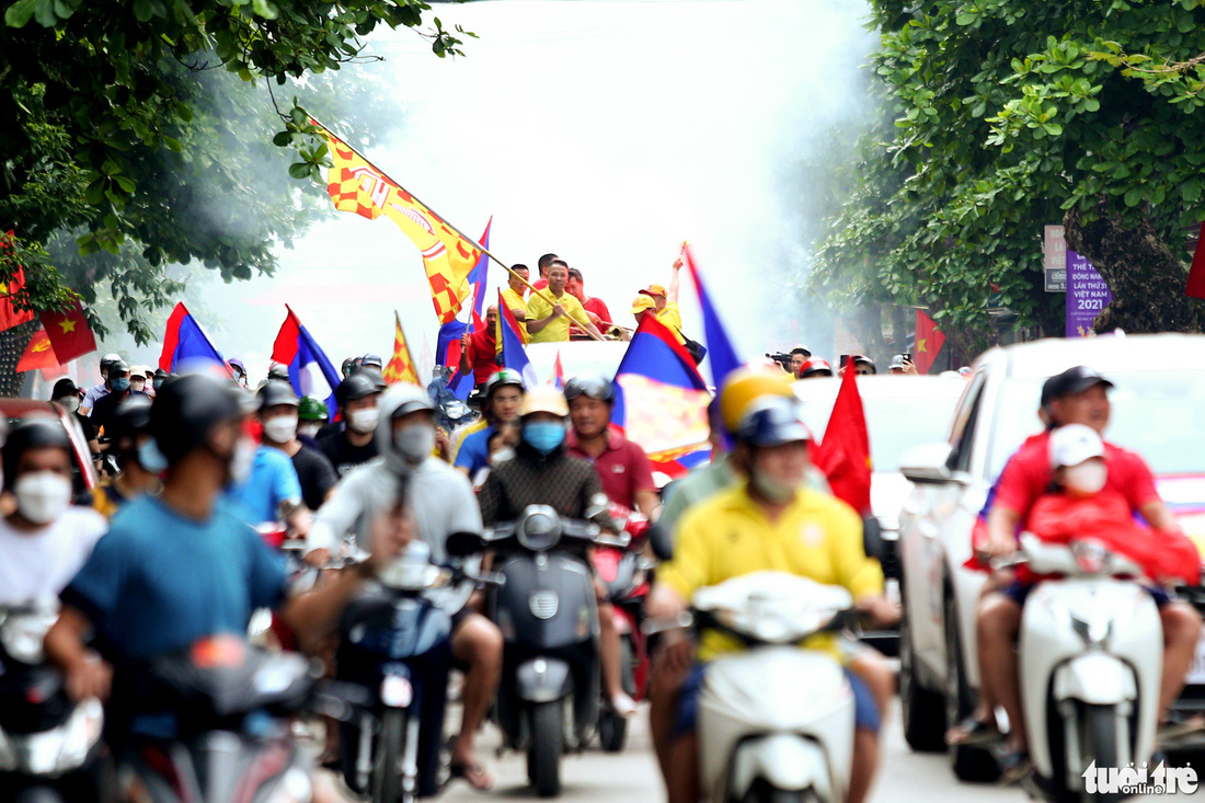 CĐV Nam Định diễu hành tiếp lửa cho tuyển U23 Lào - Ảnh 2.