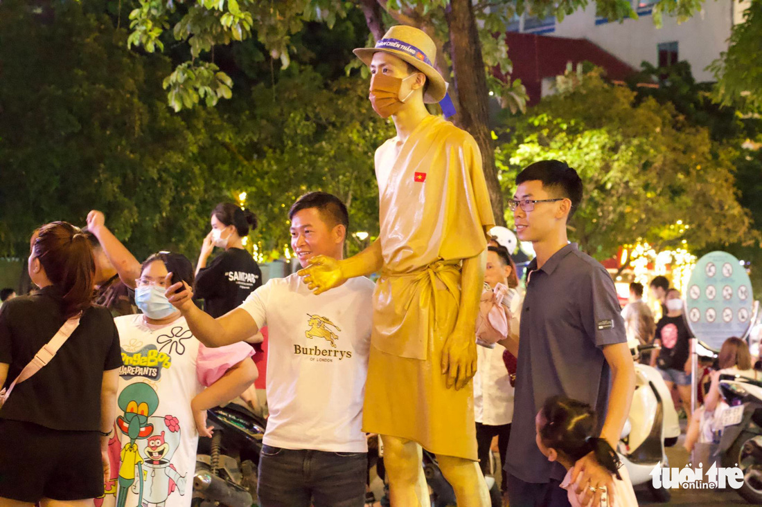 Hàng ngàn cổ động viên tiếp sức cho tuyển U23 Việt Nam ở phố đi bộ Nguyễn Huệ - Ảnh 7.