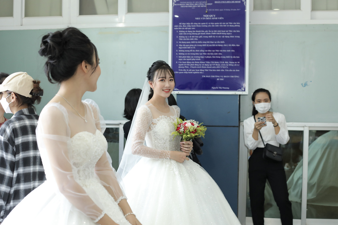 Sinh viên xúng xính váy cô dâu trong sân trường - Ảnh 7.