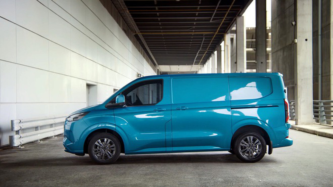 Ford Transit điện lộ diện: Chạy gần 400 km/sạc, có thể sạc ngược thiết bị ngoài - Ảnh 4.