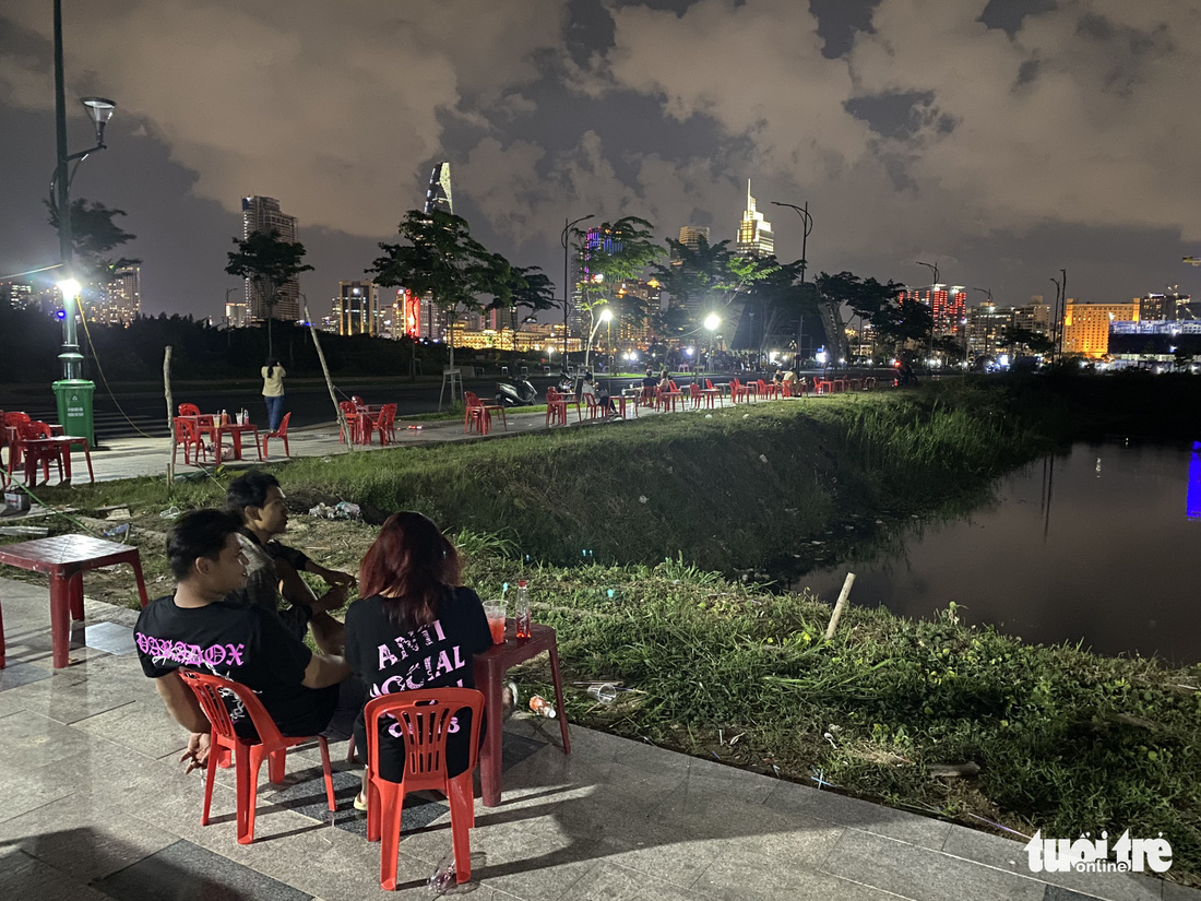 Lòng đường, cầu, vỉa hè tại TP.HCM thành hàng quán - Ảnh 8.