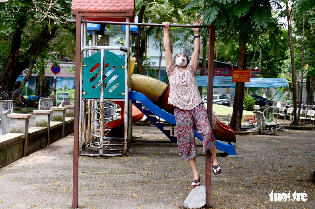 Xem cụ ông, cụ bà thể dục hít xà, nhào lộn khỏe như thanh niên tại công viên Hà Nội - Ảnh 2.